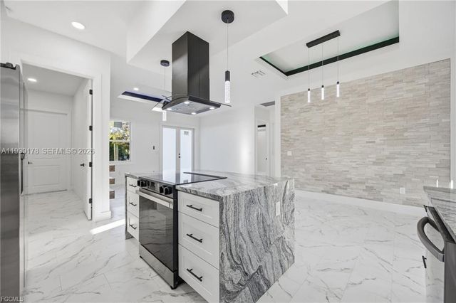 6050 N Moss Cir, La Belle, FL 33935