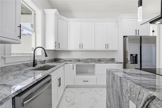 6050 N Moss Cir, La Belle, FL 33935