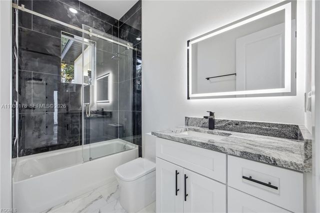 6050 N Moss Cir, La Belle, FL 33935