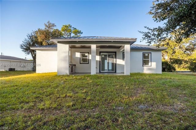 6050 N Moss Cir, La Belle, FL 33935