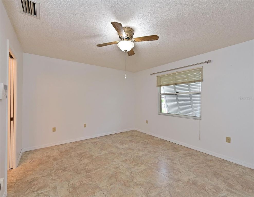 Image 18 of property listing at 5506 37TH STREET E 4, Bradenton, FL 34203