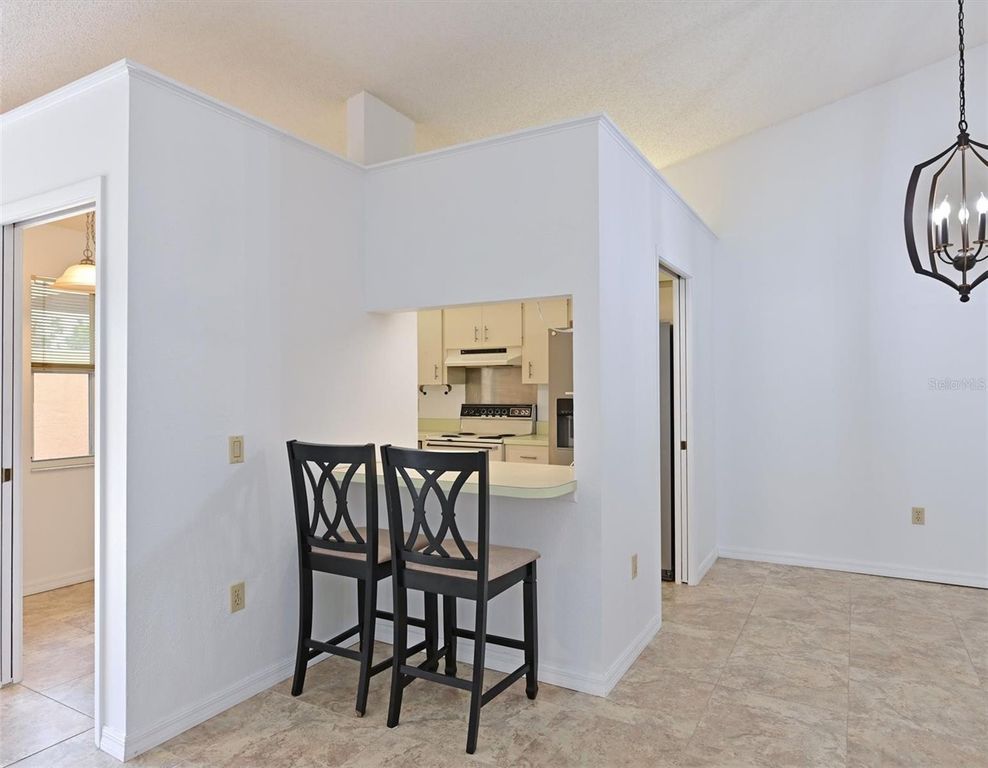 Image 7 of property listing at 5506 37TH STREET E 4, Bradenton, FL 34203