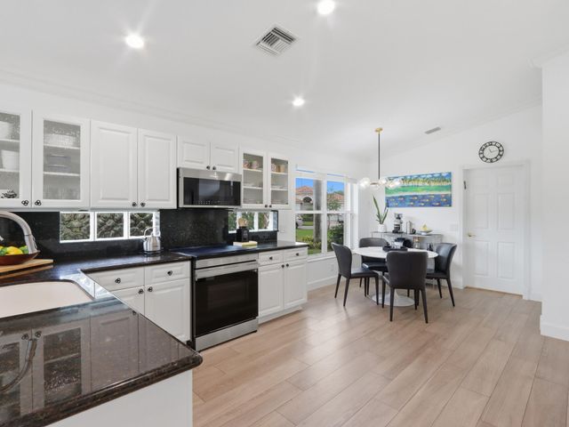 6839 Fiji Circle, Boynton Beach, FL 33437