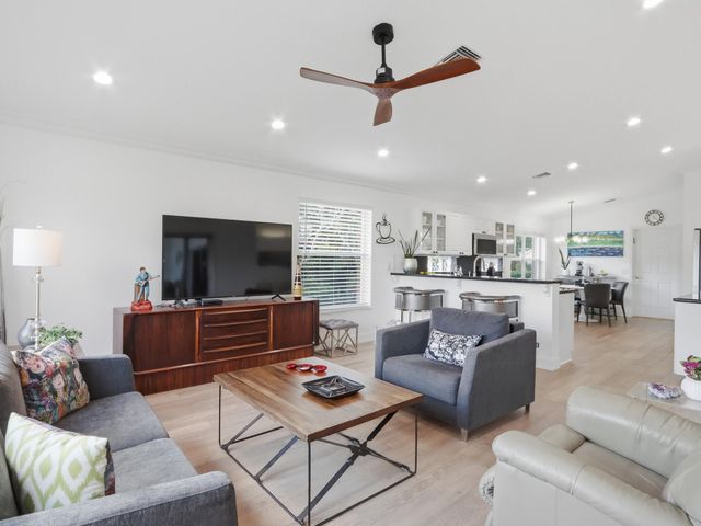 6839 Fiji Circle, Boynton Beach, FL 33437