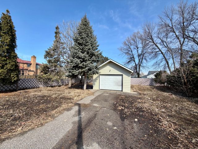 1320 6th Avenue N, Moorhead, MN 56560