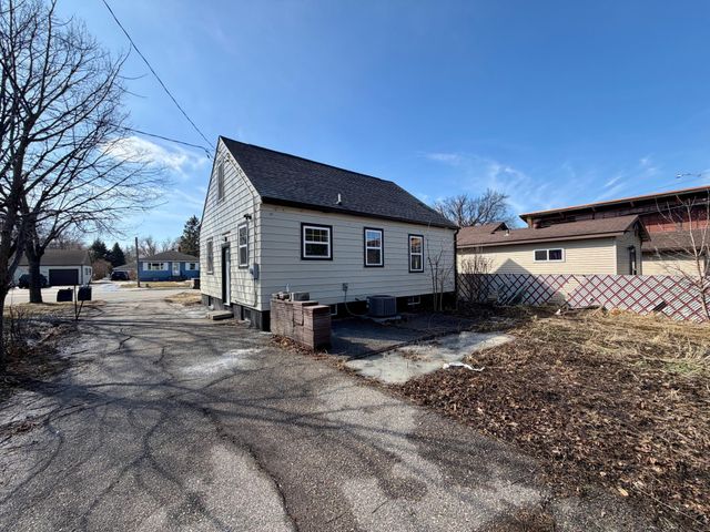 1320 6th Avenue N, Moorhead, MN 56560