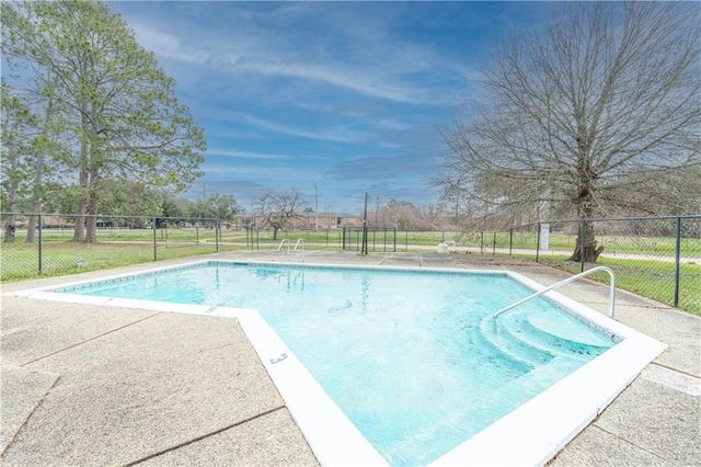 4406 CHARLESTON Circle 15, Alexandria, LA 71303