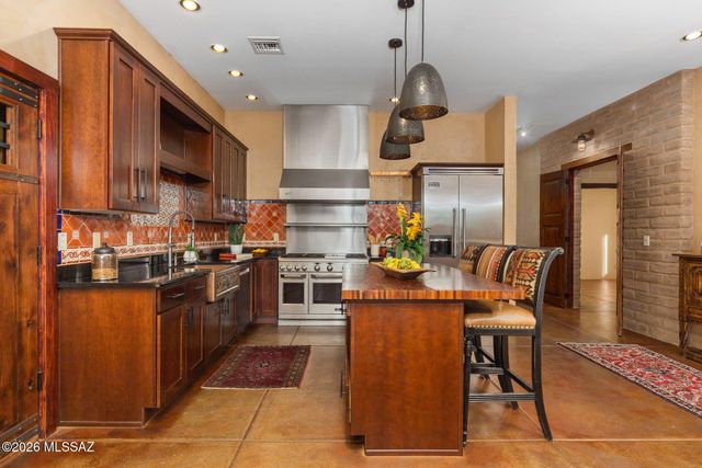 11599 N Adobe Village Place, Marana, AZ 85658