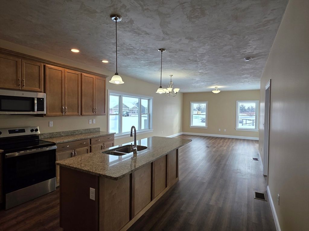 12 Fidelity Drive 6, Rutland, MA 01543
