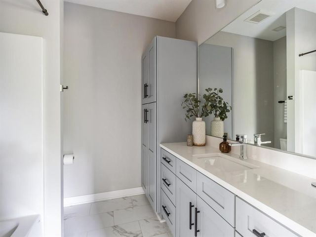 15540 Rocklyn Place, Clive, IA 50325