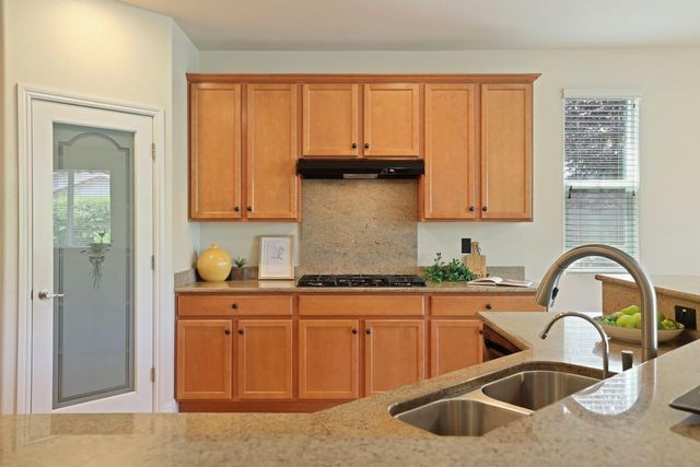 2415 Plumcreek Ln, Manteca, CA 95336