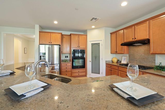 2415 Plumcreek Ln, Manteca, CA 95336