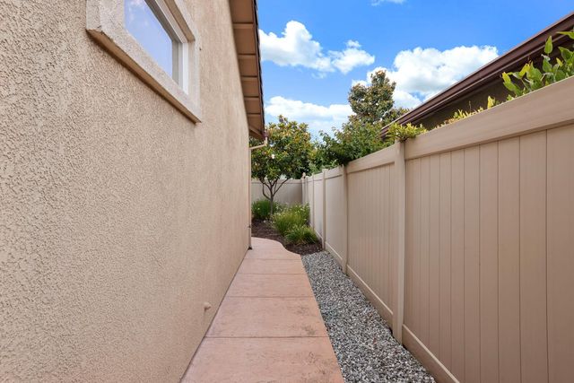 2415 Plumcreek Ln, Manteca, CA 95336
