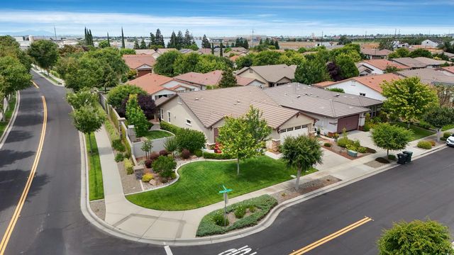 2415 Plumcreek Ln, Manteca, CA 95336