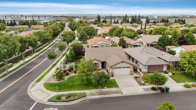 2415 Plumcreek Ln, Manteca, CA 95336