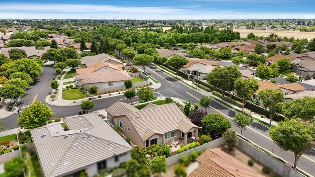 2415 Plumcreek Ln, Manteca, CA 95336