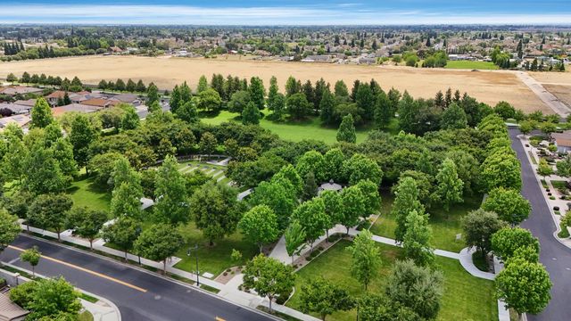 2415 Plumcreek Ln, Manteca, CA 95336