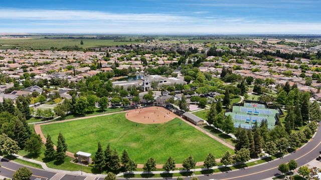 2415 Plumcreek Ln, Manteca, CA 95336