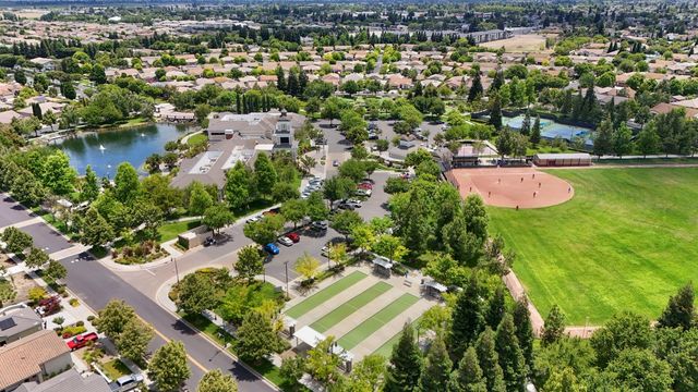 2415 Plumcreek Ln, Manteca, CA 95336