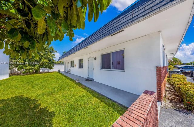 7031 Pembroke Rd, Pembroke Pines, FL 33023