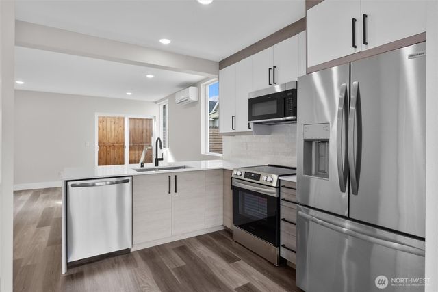 503 NE 42nd Street, Seattle, WA 98105