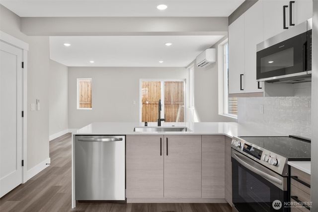 503 NE 42nd Street, Seattle, WA 98105
