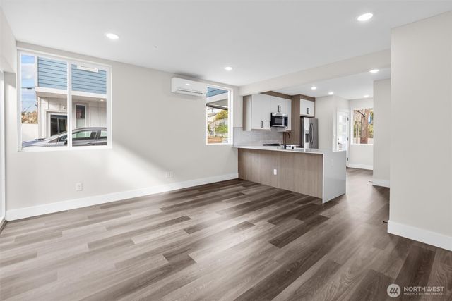 503 NE 42nd Street, Seattle, WA 98105