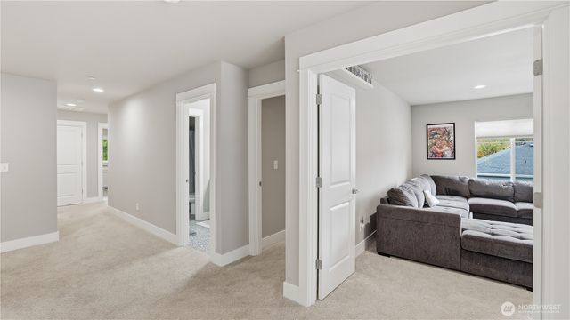 611 20th Avenue Ct SW, Puyallup, WA 98371