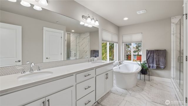 611 20th Avenue Ct SW, Puyallup, WA 98371