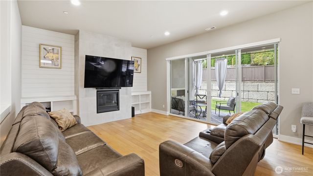 611 20th Avenue Ct SW, Puyallup, WA 98371