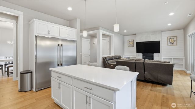 611 20th Avenue Ct SW, Puyallup, WA 98371