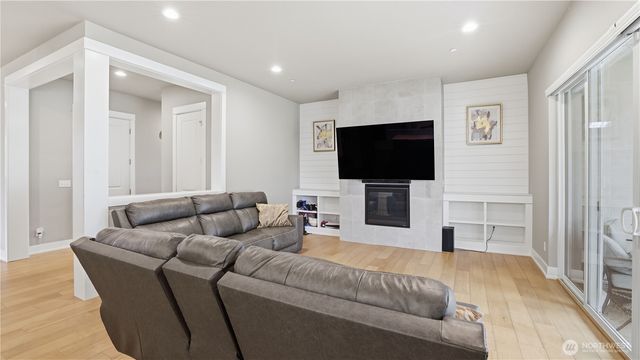 611 20th Avenue Ct SW, Puyallup, WA 98371