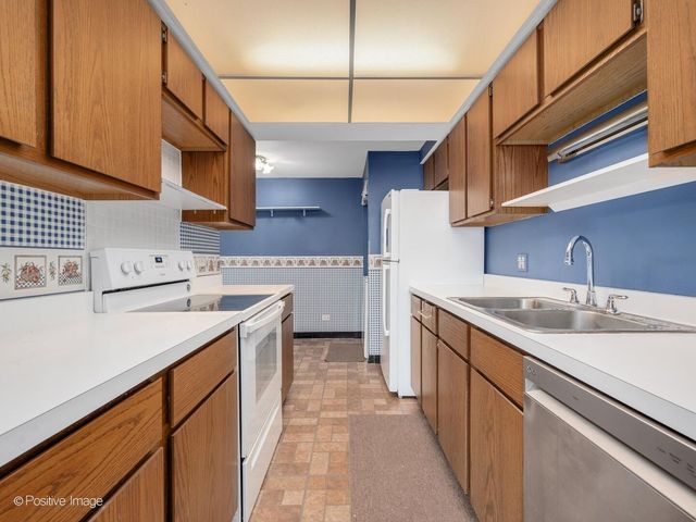 6340 Americana Drive 911, Willowbrook, IL 60527