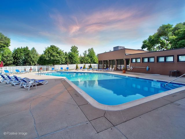 6340 Americana Drive 911, Willowbrook, IL 60527