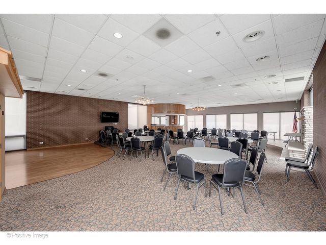 6340 Americana Drive 911, Willowbrook, IL 60527