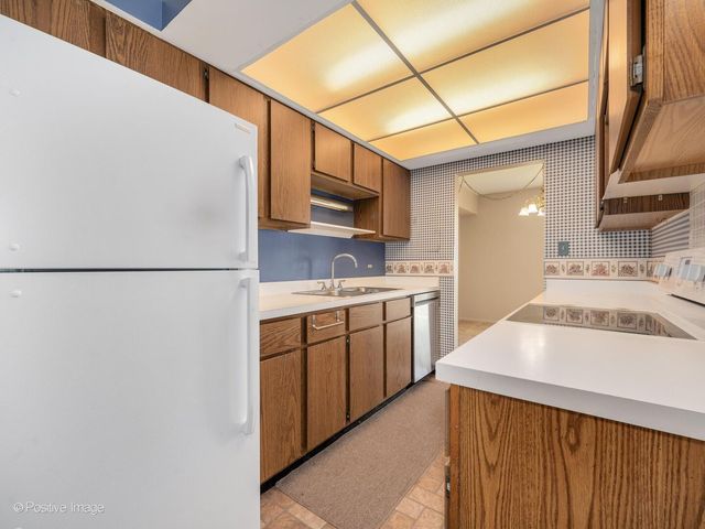 6340 Americana Drive 911, Willowbrook, IL 60527