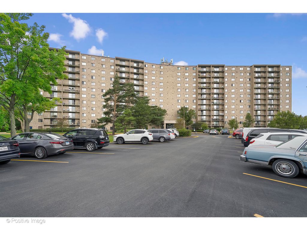 6340 Americana Drive 911, Willowbrook, IL 60527