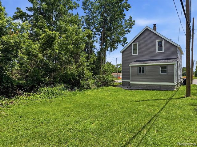 9325 E Warren Avenue, Detroit, MI 48214