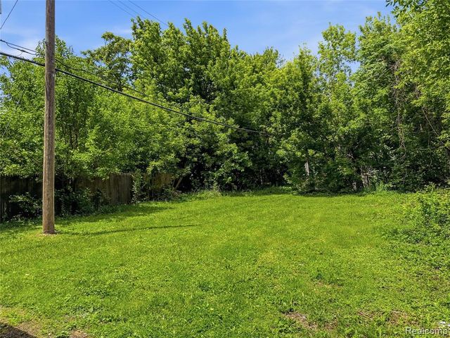 9325 E Warren Avenue, Detroit, MI 48214
