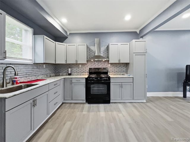 9325 E Warren Avenue, Detroit, MI 48214