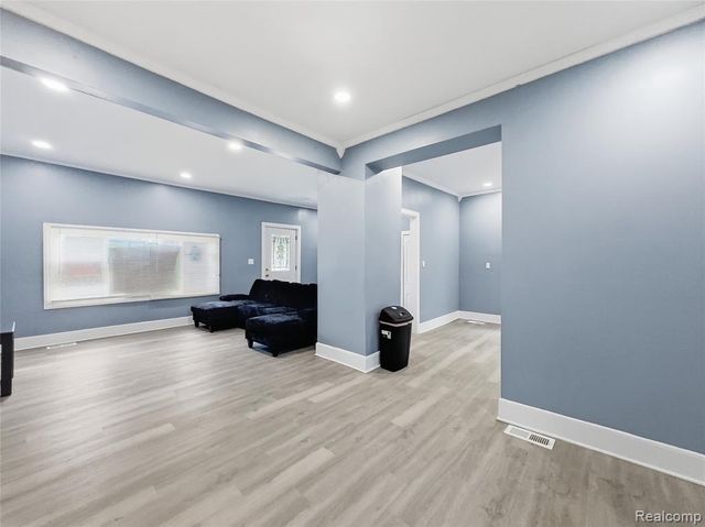 9325 E Warren Avenue, Detroit, MI 48214