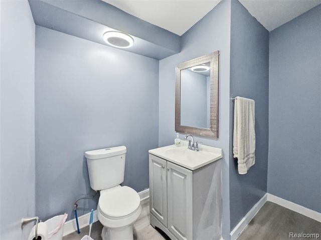 9325 E Warren Avenue, Detroit, MI 48214