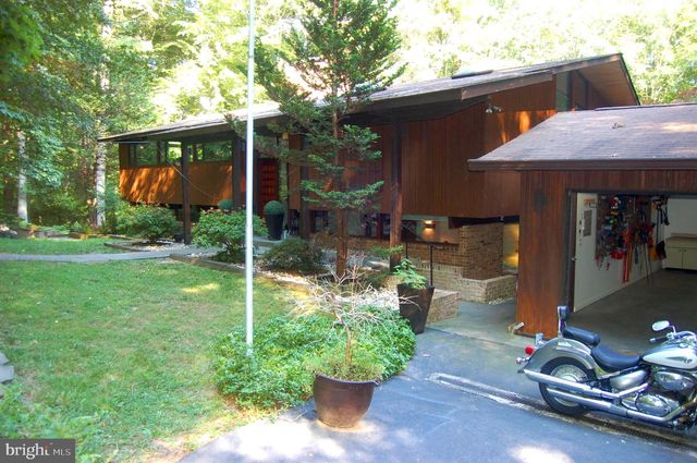 9728 SWIFT CREEK CT, Fairfax Station, VA 22039
