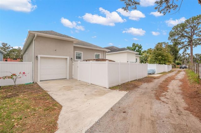 260 SW LINCOLN CIRCLE N, St Petersburg, FL 33703