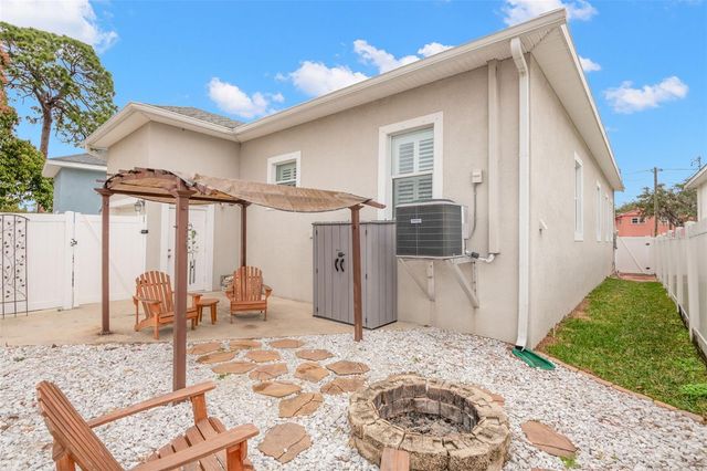 260 SW LINCOLN CIRCLE N, St Petersburg, FL 33703