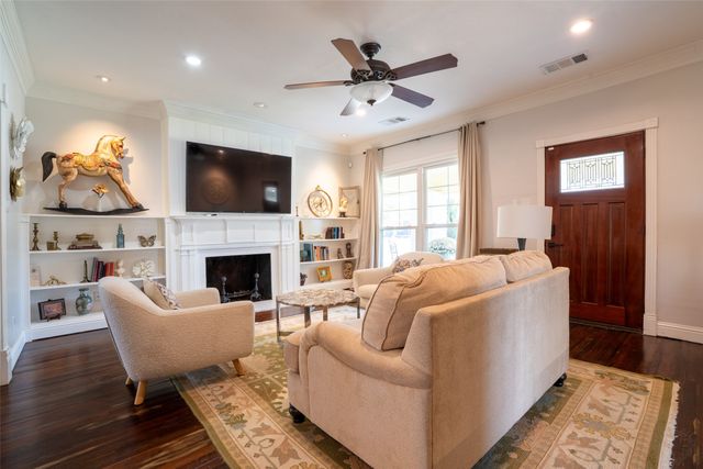 1620 Clover Lane, Fort Worth, TX 76107