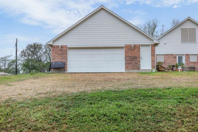 1089 Club Lane, Columbus, TX 78934