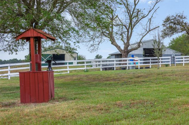 1089 Club Lane, Columbus, TX 78934