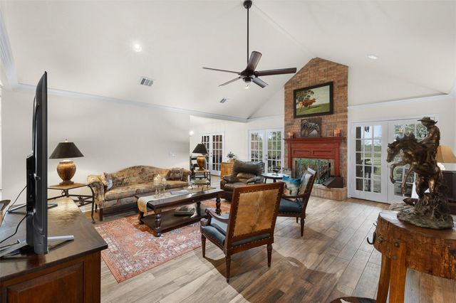 1089 Club Lane, Columbus, TX 78934