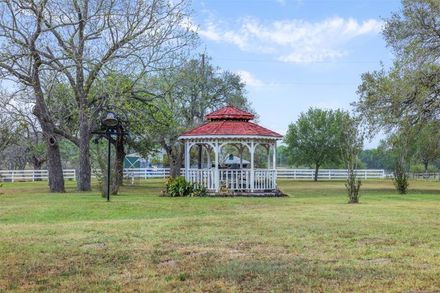 1089 Club Lane, Columbus, TX 78934
